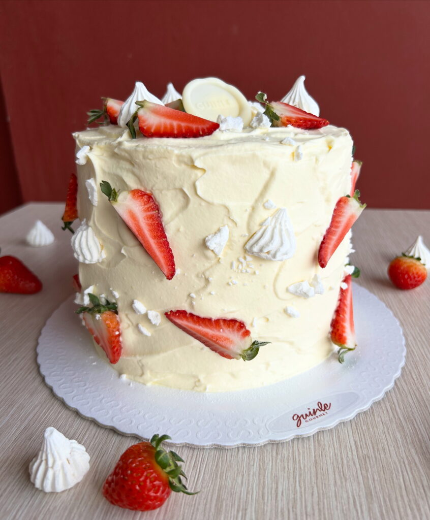 Torta de Morango com Chantilly e suspiros